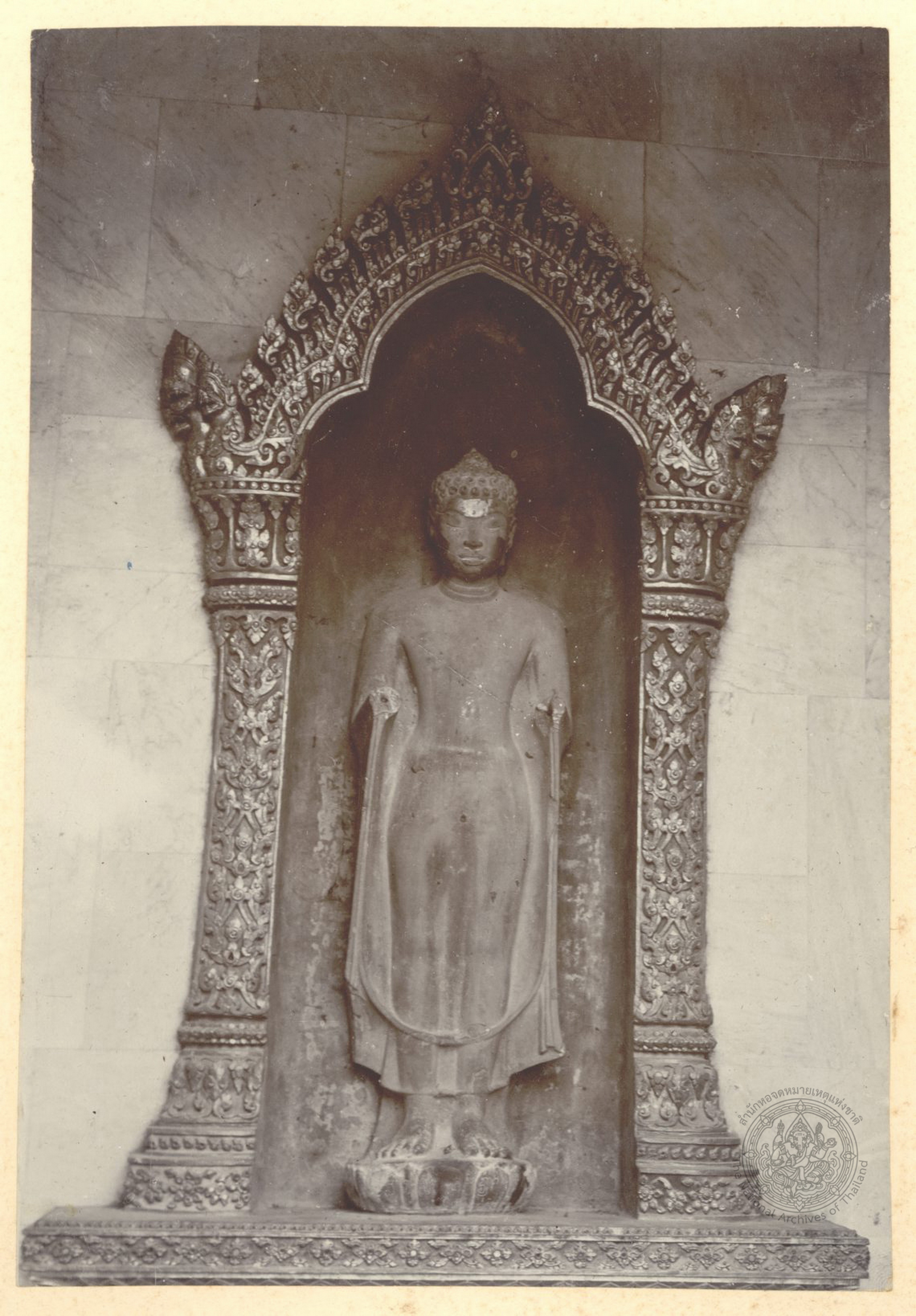 พระพุทธรูปศิลาสมัยทวาราวดี เดิมอยู่เมืองลพบุรี พระยาโบราณราชธานินทร์ เชิญมาไว้ที่พิพิธภัณฑสถานอยุธยา
