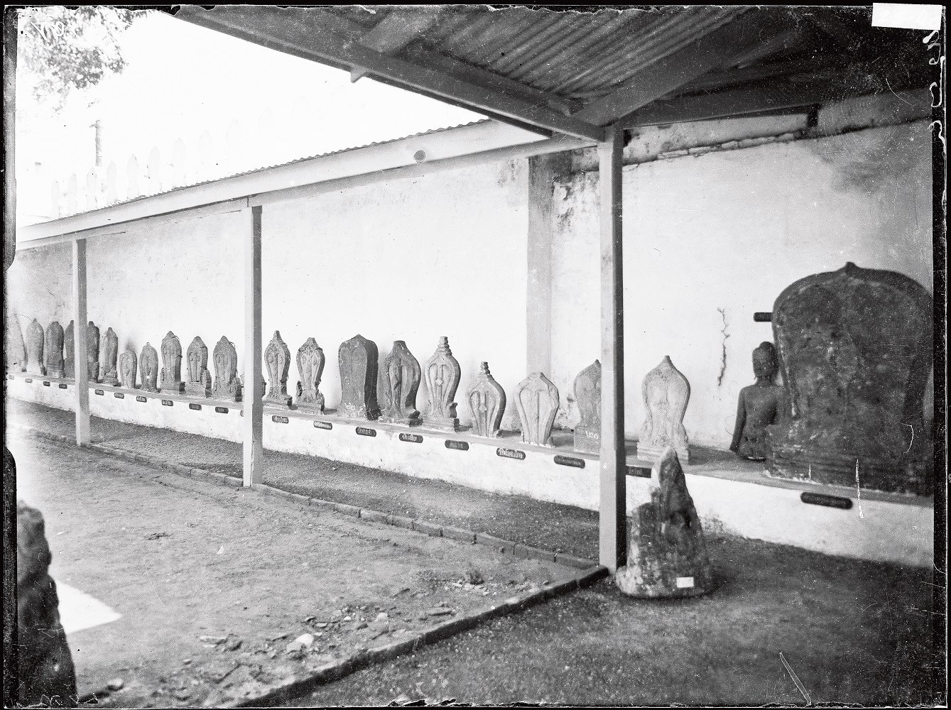 การจัดแสดงโบราณวัตถุของอยุธยาพิพิธภัณฑ์ บริเวณระเบียงศิลาจำหลัก