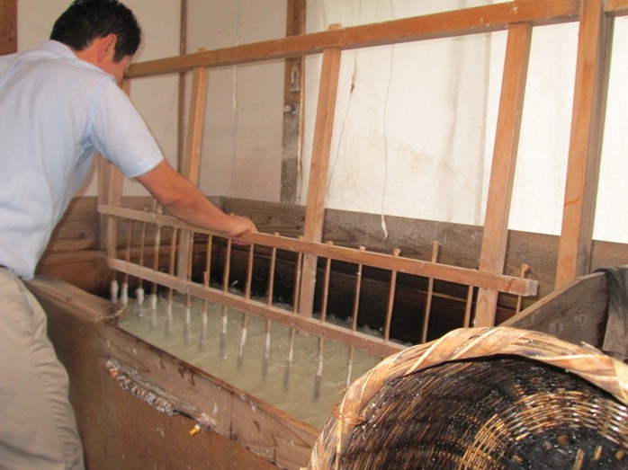 เยี่ยมชม Hasegawa Washi Kobo (Traditional paper making studio) Mino Prefecture