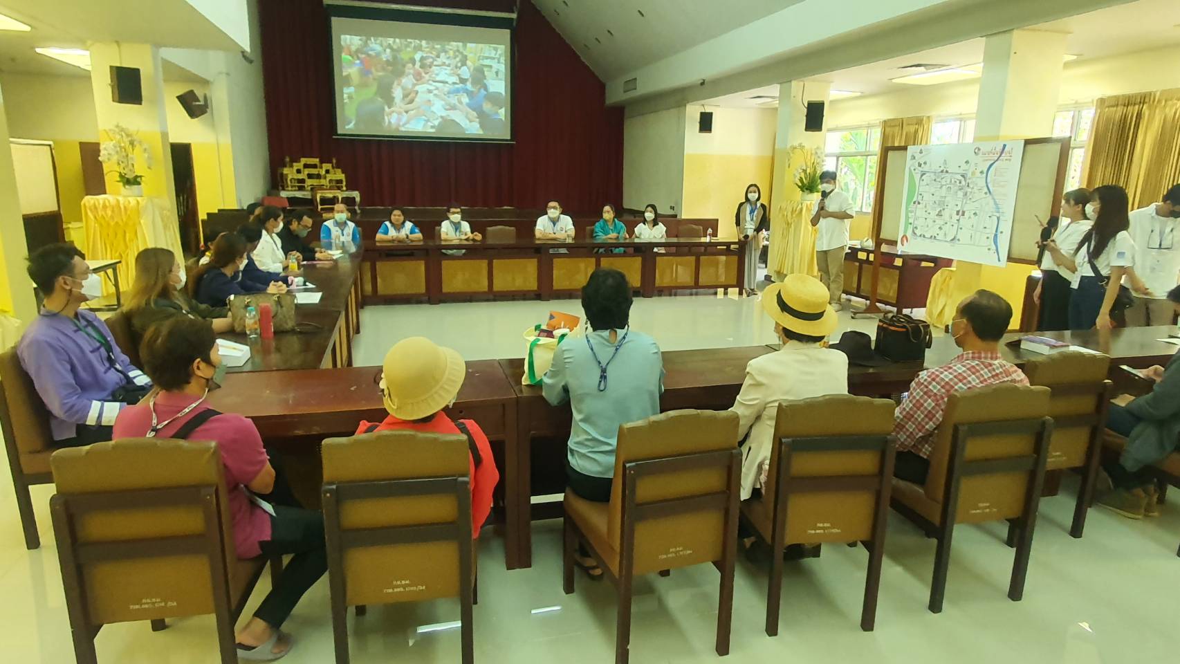 คณะผู้เข้าร่วมกิจกรรม  แอ่วเวียน เฮียนฮู้เวียง  โครงการ Chiang Mai Learning City เข้าเยี่ยมชมหอสมุดแห่งชาติรัชมังคลาภิเษก เชียงใหม่
