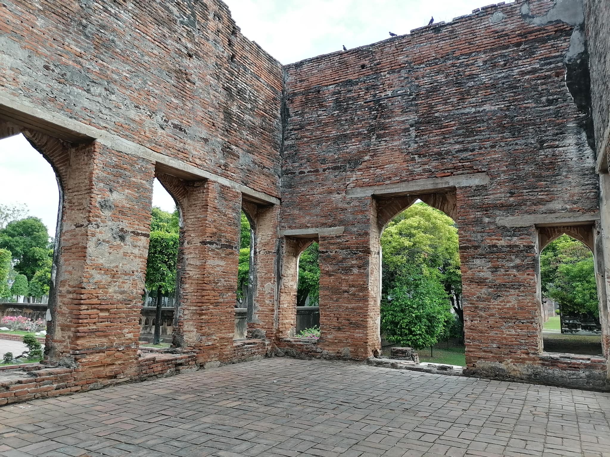 สถาปัตยกรรมแบบ “ดิวาน (Divan)” ที่พบหลักฐานในเมืองลพบุรี