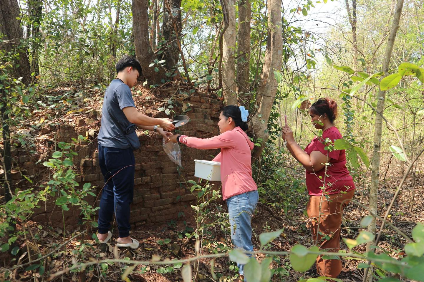 ภาพประกอบ :สำรวจและเก็บตัวอย่างโบราณวัตถุ เพื่อนำไปกำหนดอายุทางวิทยาศาสตร์ ภายใต้โครงการตรวจอายุโบราณวัตถุในภาคตะวันออกเฉียงเหนือของประเทศไทยโดยใช้เทคนิคการเปล่งแสง (Luminescence technique)