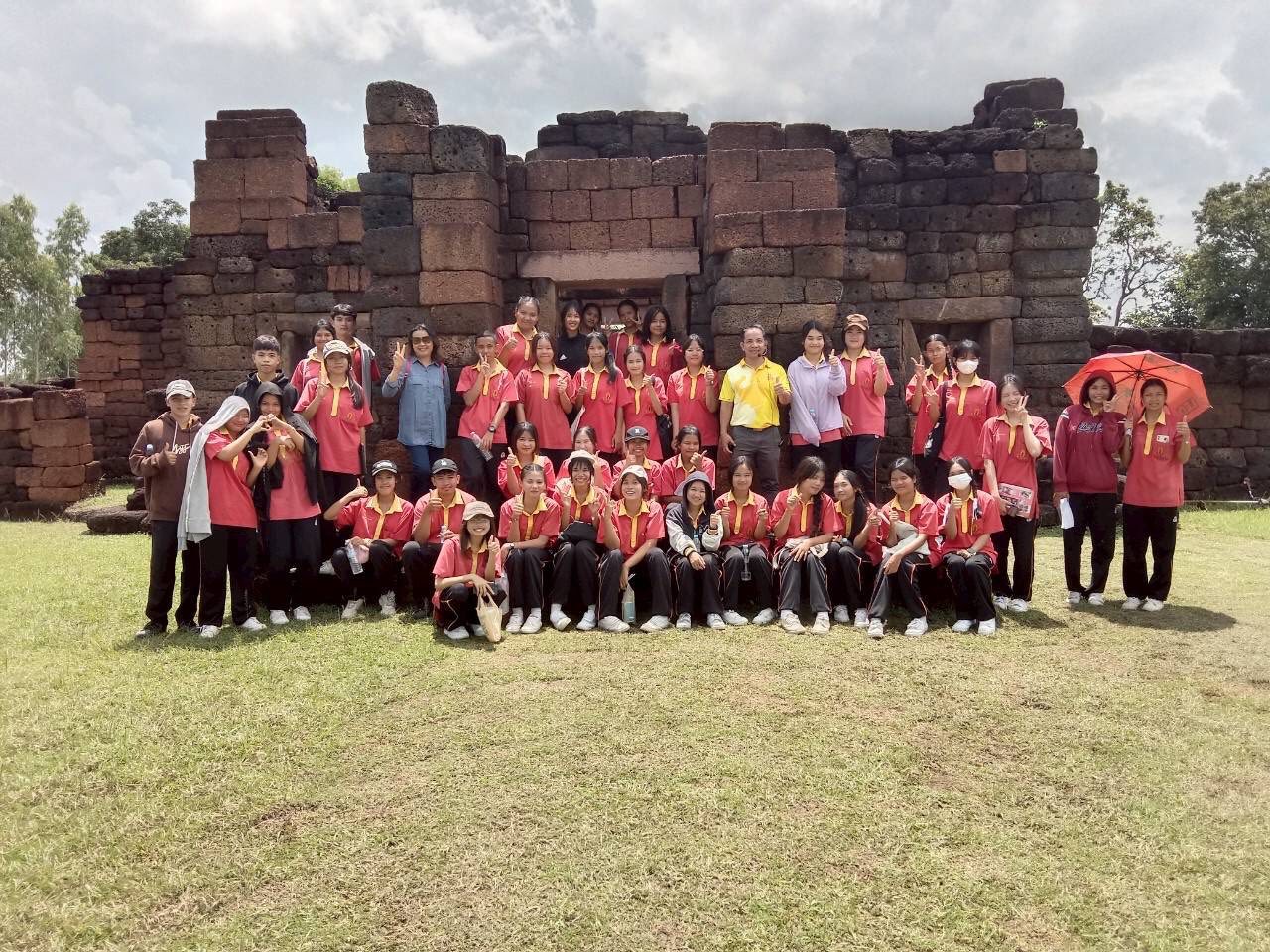 ภาพประกอบ :โบราณสถานปราสาทช่างปี่ อำเภอศีขรภูมิ จังหวัดสุรินทร์