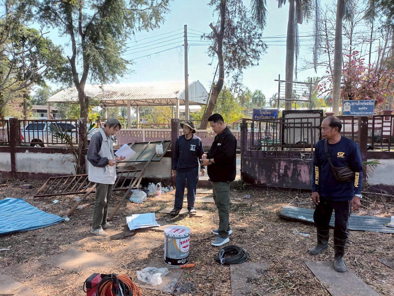 ภาพประกอบ :ลงพื้นที่ตรวจสอบการดำเนินงานโครงการก่อสร้างอาคารคลุมโบราณสถานชั่วคราววัดเทิง (ร้าง) ตำบลทรายขาว อำเภอวังสะพุง จังหวัดเลย