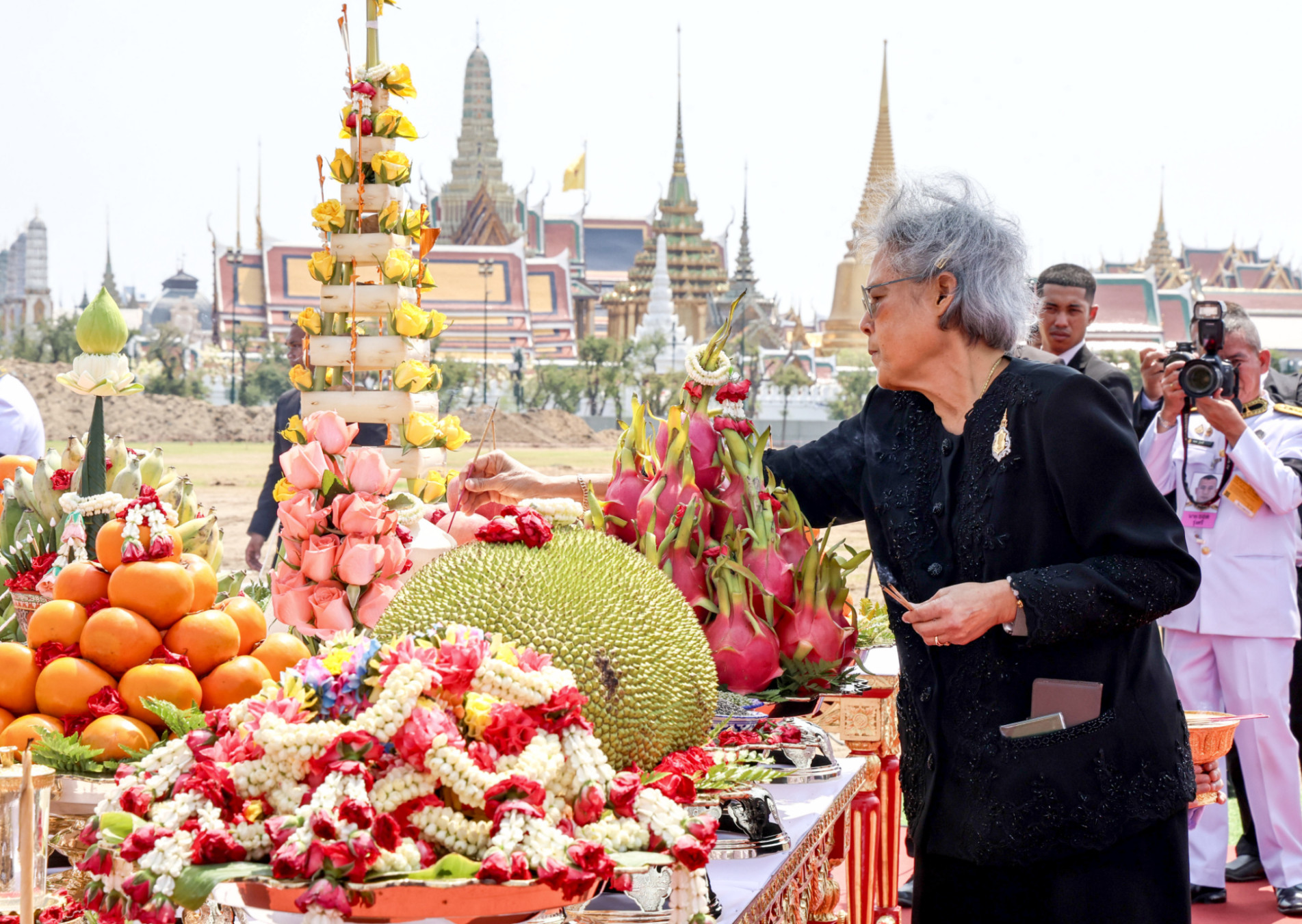 ภาพประกอบ :พิธีปักหมุดวางผังก่อสร้างพระเมรุมาศ ในการพระราชพิธีถวายพระเพลิงพระบรมศพ