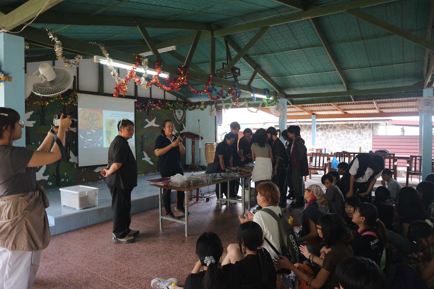 ภาพประกอบ :ร่วมเป็นวิทยากรในโครงการพัฒนาผลิตภัณฑ์และสื่ออัตลักษณ์ชุมชน เพื่อยกระดับเศรษฐกิจและสังคมด้านการท่องเที่ยว อำเภอภูผาม่าน จังหวัดขอนแก่น