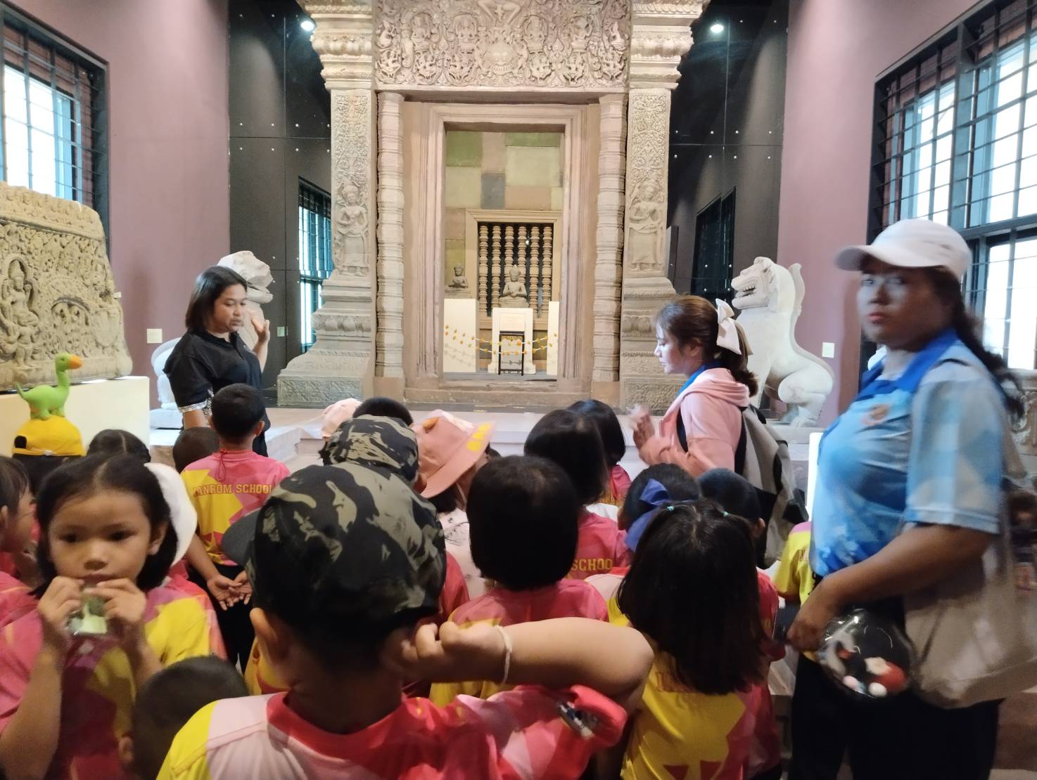 ภาพประกอบ :โรงเรียนบ้านจันรม ตำบลตาอ็อง อำเภอเมืองจังหวัดสุรินทร์