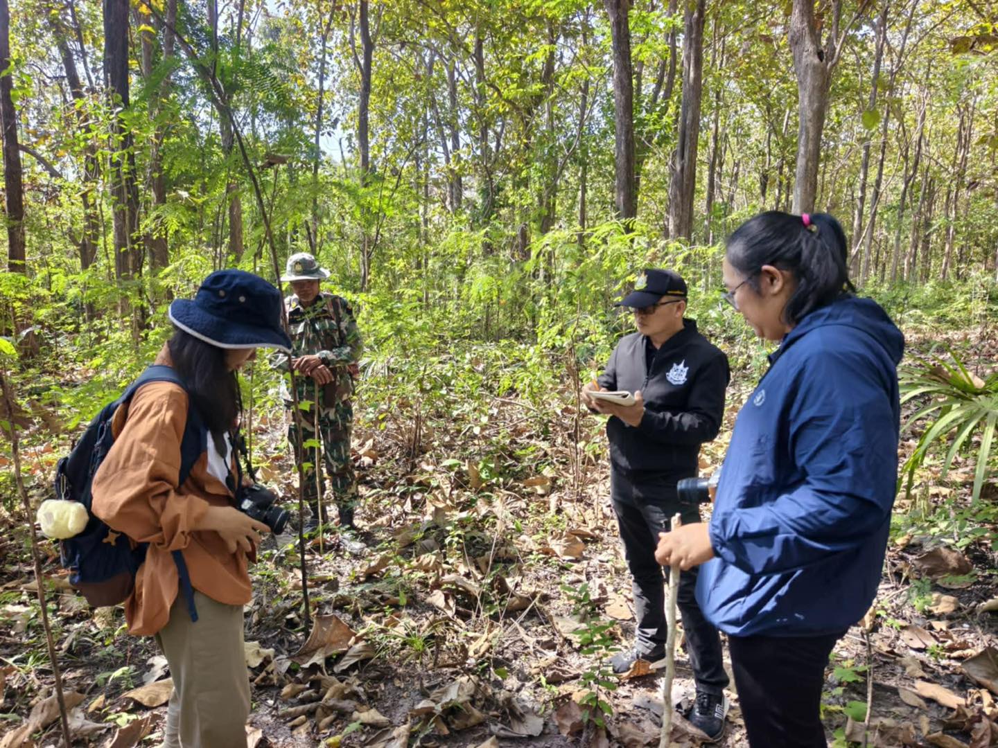 ภาพประกอบ :สำรวจตรวจสอบแหล่งโบราณคดี ในพื้นที่อุทยานแห่งชาติภูผาม่าน จังหวัดขอนแก่น