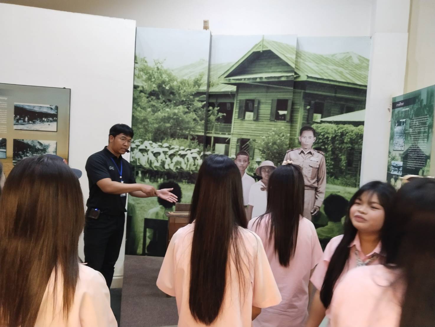 ภาพประกอบ :นักเรียนชั้นมัธยมศึกษาปีที่ ๖/๑๗ โรงเรียนสตรีสิริเกศ ตำบลเมืองใต้ อำเภอเมือง จังหวัดศรีสะเกษ