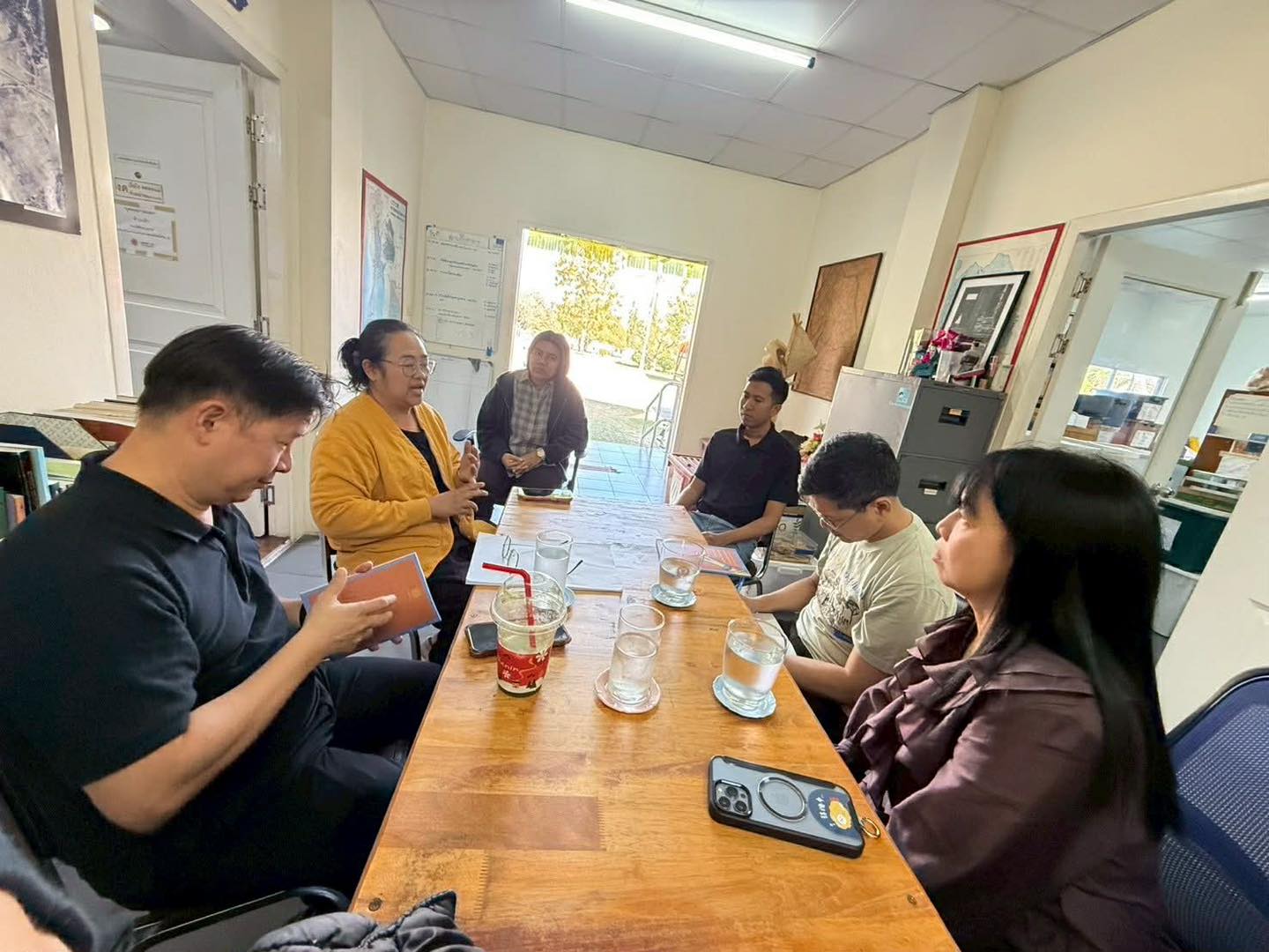 ภาพประกอบ :คณะนักวิจัยจากสถาบันวิจัยแสงซินโครตรอน (องค์การมหาชน) เข้าร่วมหารือและสรุปผลการวิจัยในปี ๒๕๖๘