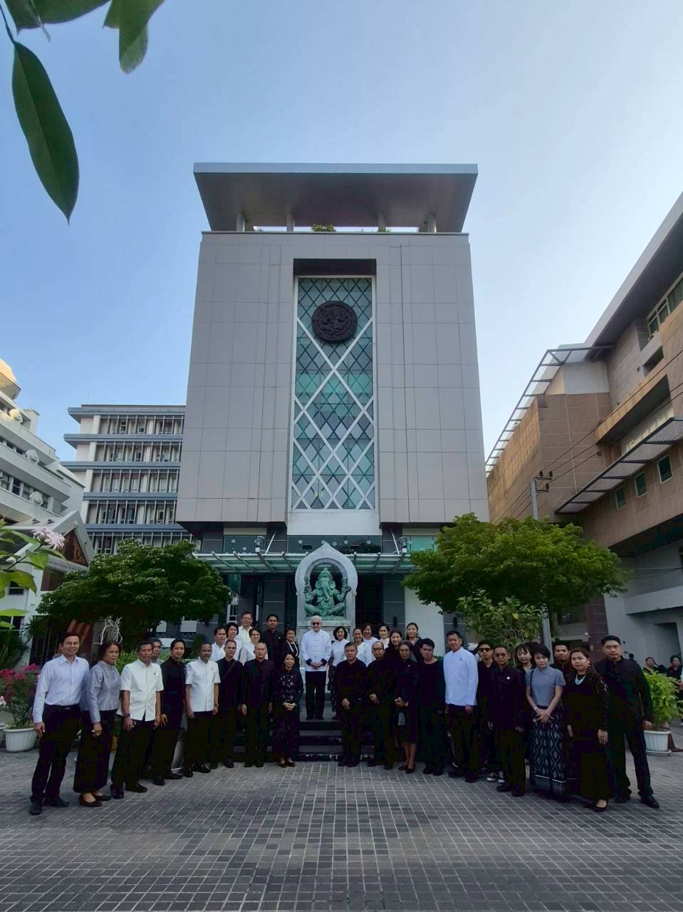 ภาพประกอบ :วันศุกร์ที่ ๒๗ มีนาคม ๒๕๖๙ นายทศพร ศรีสมาน ผู้อำนวยการสำนักศิลปากรที่ ๑๐ นครราชสีมา พร้อมด้วยข้าราชการ เจ้าหน้าที่ ร่วมสักการะสิ่งศักดิ์สิทธิ์ประจำกรมศิลปากร และพิธีบำเพ็ญกุศล เนื่องในวาระครบรอบ ๑๑๕ ปี แห่งการสถาปนากรมศิลปากร