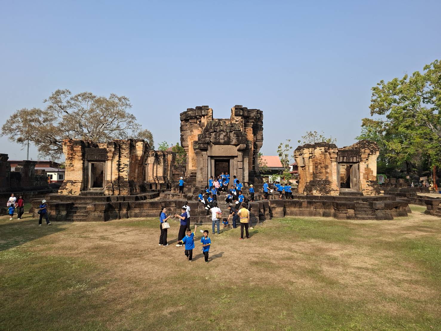 ภาพประกอบ :คณะครู นักเรียน เข้าชมโบราณสถานปราสาทสระกำแพงใหญ่ อำเภออุทุมพรพิสัย จังหวัดศรีสะเกษ และการดำเนินงานทำความสะอาดพื้นที่โดยรอบโบราณสถาน