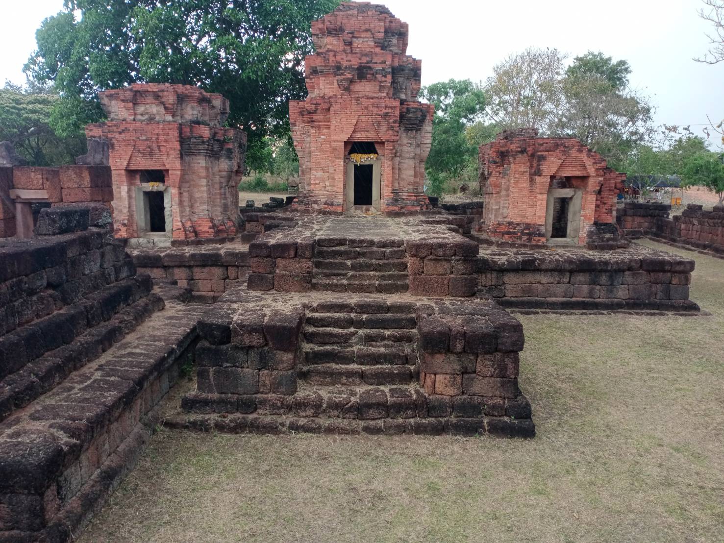 ภาพประกอบ :เจ้าหน้าที่สำนักศิลปากรที่ 10 นครราชสีมา ลงพื้นที่ดำเนินงานถากถางกำจัดวัชพืช ทำความสะอาดบริเวณโดยรอบโบราณสถานปราสาทหนองหงส์ ตำบลโนนดินแดง อำเภอโนนดินแดง จังหวัดบุรีรัมย์ (การดำเนินงานระหว่างวันที่ 28 กุมภาพันธ์ - 1 มีนาคม 2569)