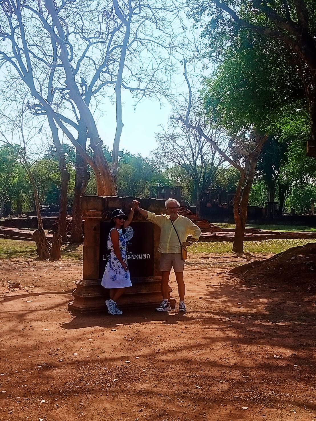 ภาพประกอบ :บรรยากาศนักท่องเที่ยวเข้าชมโบราณสถานปราสาทเมืองแขก ตำบลโคราช อำเภอสูงเนิน จังหวัดนครราชสีมา พร้อมทั้งการดำเนินงานถากถางกำจัดวัชพืช ดูแลความสะอาดพื้นที่บริเวณโดยรอบโบราณสถาน ในวันที่ 3 มีนาคม 2569