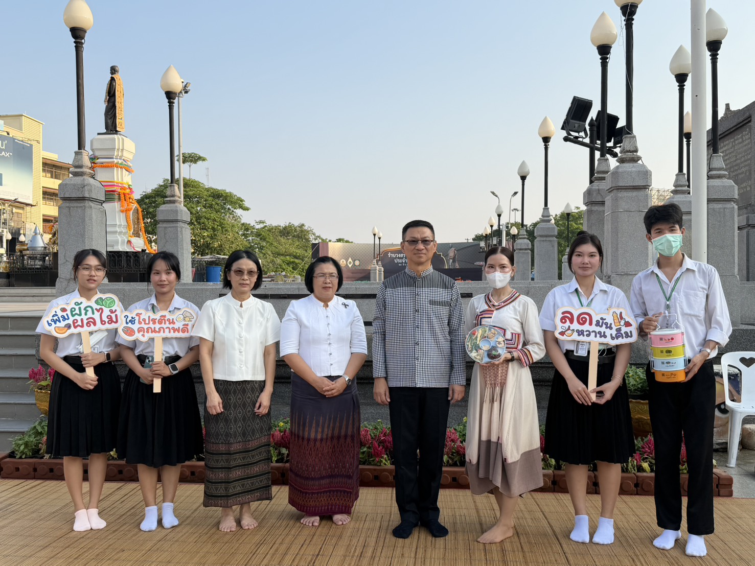 ภาพประกอบ :ผู้อำนวยการหอสมุดฯ เข้าร่วมกิจกรรมทำบุญตักบาตรสัญจร