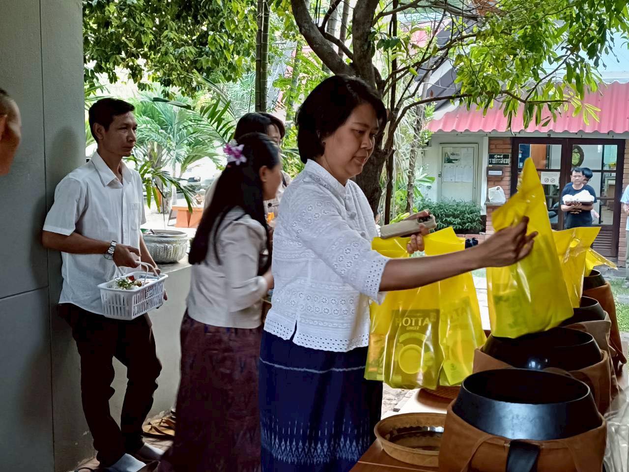 ภาพประกอบ :ร่วมพิธีทำบุญตักบาตรเลี้ยงพระ และรดน้ำดำหัวผู้ใหญ่ เนื่องในเทศกาลสงกรานต์ ๒๕๖๙