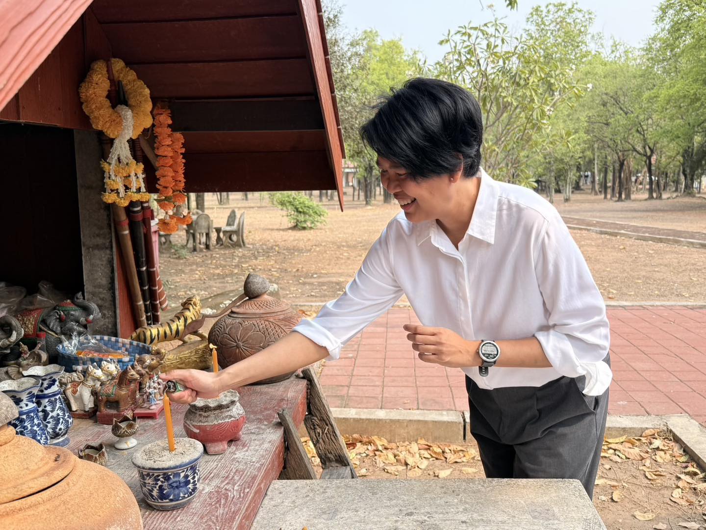 ภาพประกอบ :ร่วมบวงสรวงก่อนทำการขุดค้นโครงการอนุรักษ์และพัฒนาเมืองโบราณโนนเมือง ปีงบประมาณ ๒๕๖๙