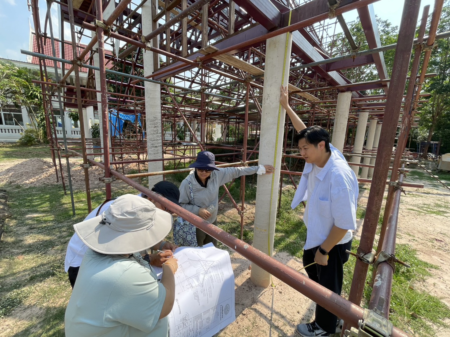 ภาพประกอบ :ตรวจสอบความคืบหน้างานก่อสร้างอาคารคลุมแหล่งโบราณคดี โครงการบูรณะและปรับปรุงภูมิทัศน์โบราณสถานวัดสร้างแข้ ตำบลหนองหาน อำเภอหนองหาน จังหวัดอุดรธานี