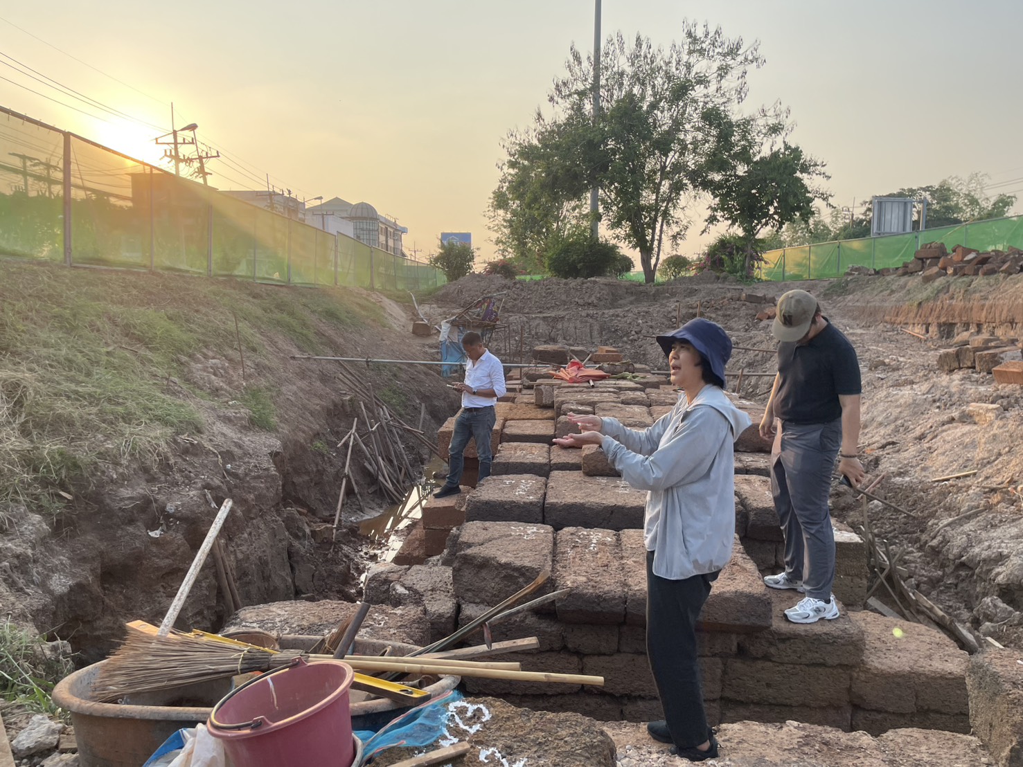 ภาพประกอบ :ประชุมหารือแนวทางการบูรณะและปรับปรุงภูมิทัศน์โบราณสถานสะพานขอม ตำบลธาตุเชิงชุม อำเภอเมืองสกลนคร จังหวัดสกลนคร