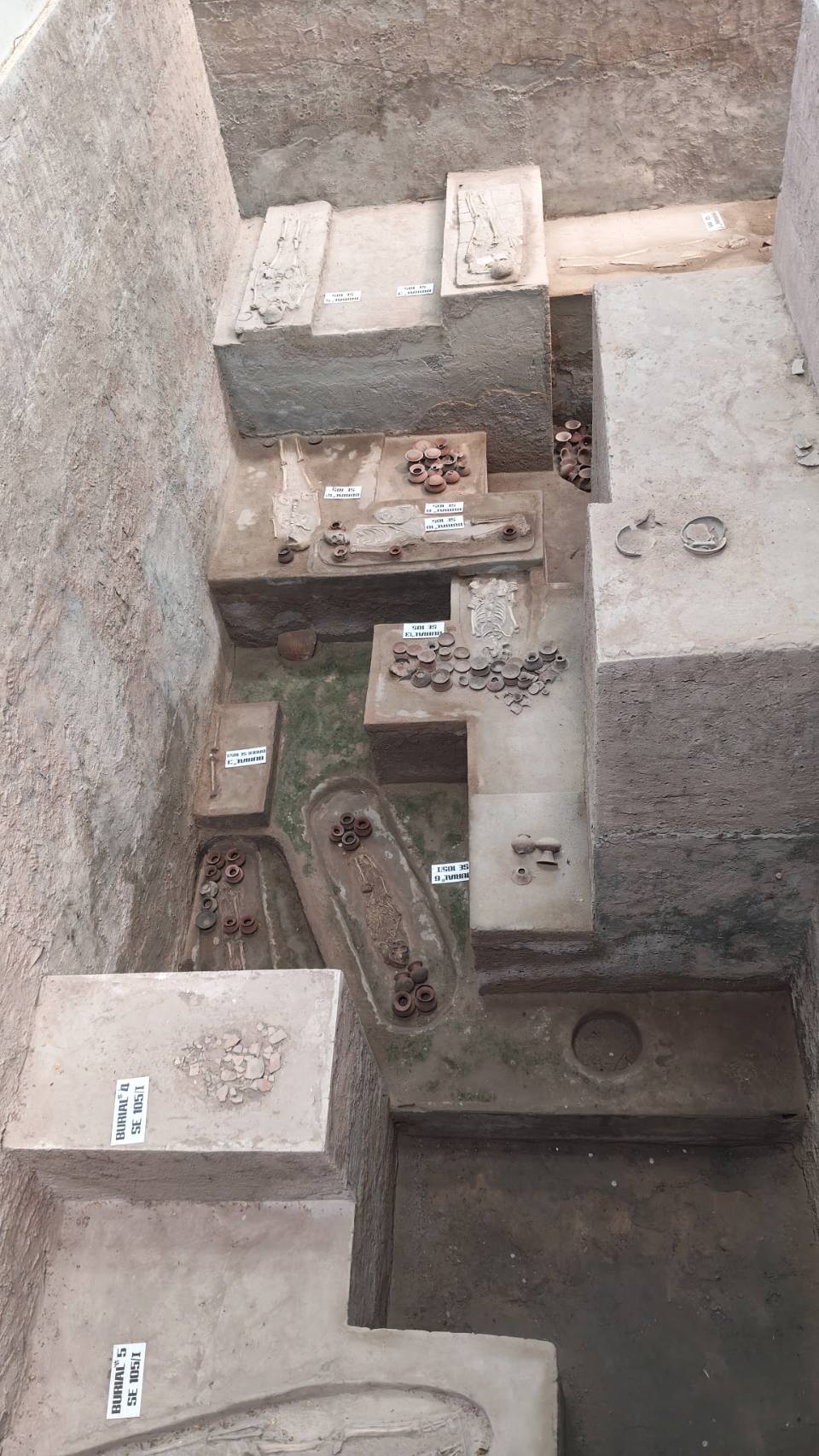 ภาพประกอบ :การดำเนินงานทำความสะอาดพื้นที่โดยรอบแหล่งโบราณคดีบ้านปราสาท  ตำบลธารปราสาท อำเภอโนนสูง จังหวัดนครราชสีมา ในวันที่ 31 มีนาคม 2569