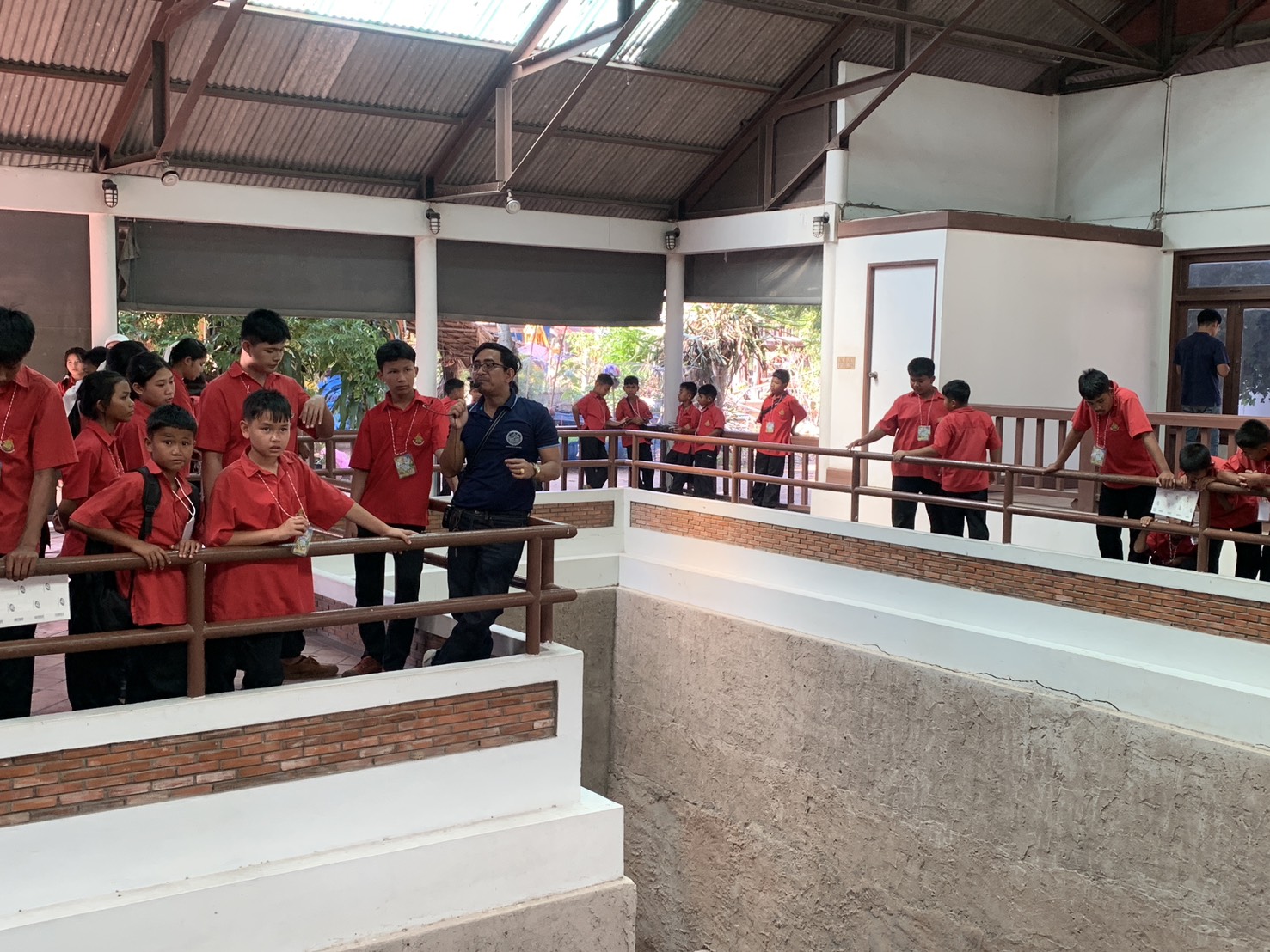 ภาพประกอบ :นายวีระชาติ พงค์ชนะ นักโบราณคดีชำนาญการ กลุ่มโบราณคดี สำนักศิลปากรที่ 10 นครราชสีมา เป็นวิทยากรนำชมให้ความรู้ทางวิชาการแหล่งโบราณคดีบ้านปราสาท อำเภอโนนสูง จังหวัดนครราชสีมา ให้กับคณะครูและนักเรียนโรงเรียนบ้านมาบกราด