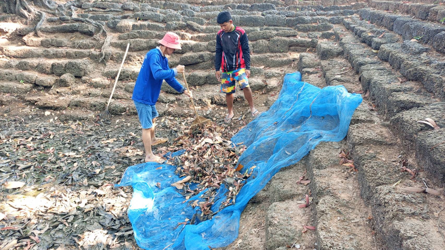 ภาพประกอบ :การดำเนินงานถากถางกำจัดวัชพืชบริเวณโดยรอบโบราณสถานปราสาททามจาน ตำบลสมอ อำเภอปรางค์กู่ จังหวัดศรีสะเกษ ในวันอาทิตย์ที่ 12 เมษายน 2569