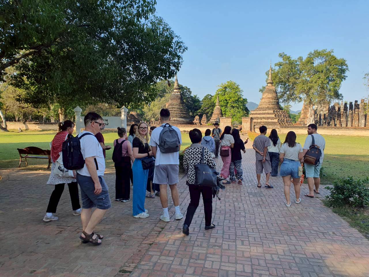 ภาพประกอบ :ประมวลภาพบรรยากาศนักท่องเที่ยวเข้าชมอุทยานประวัติศาสตร์สุโขทัยช่วงวันหยุดเทศกาลปีใหม่