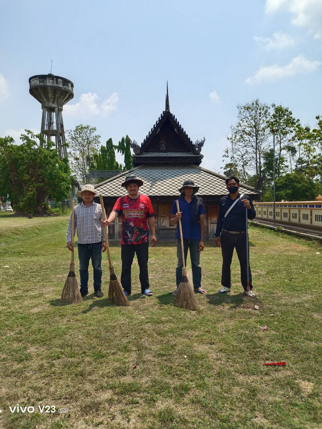 ภาพประกอบ :ทำความสะอาดโบราณสถานในเขตจังหวัดสุรินทร์และศรีสะเกษ