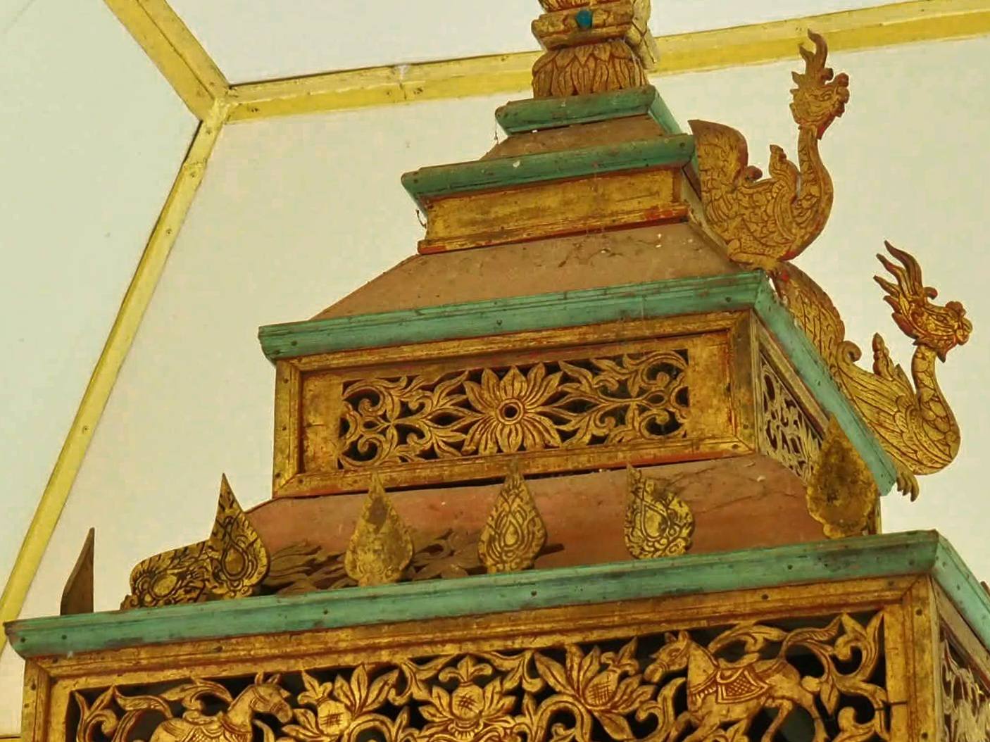 ภาพประกอบ :สภาพความชำรุด ตัวเรือนยอด "ธรรมาสน์" ​วัดป่าข่า ต.นาคำใหญ่ อ.เขื่องใน จ.อุบลราชธานี