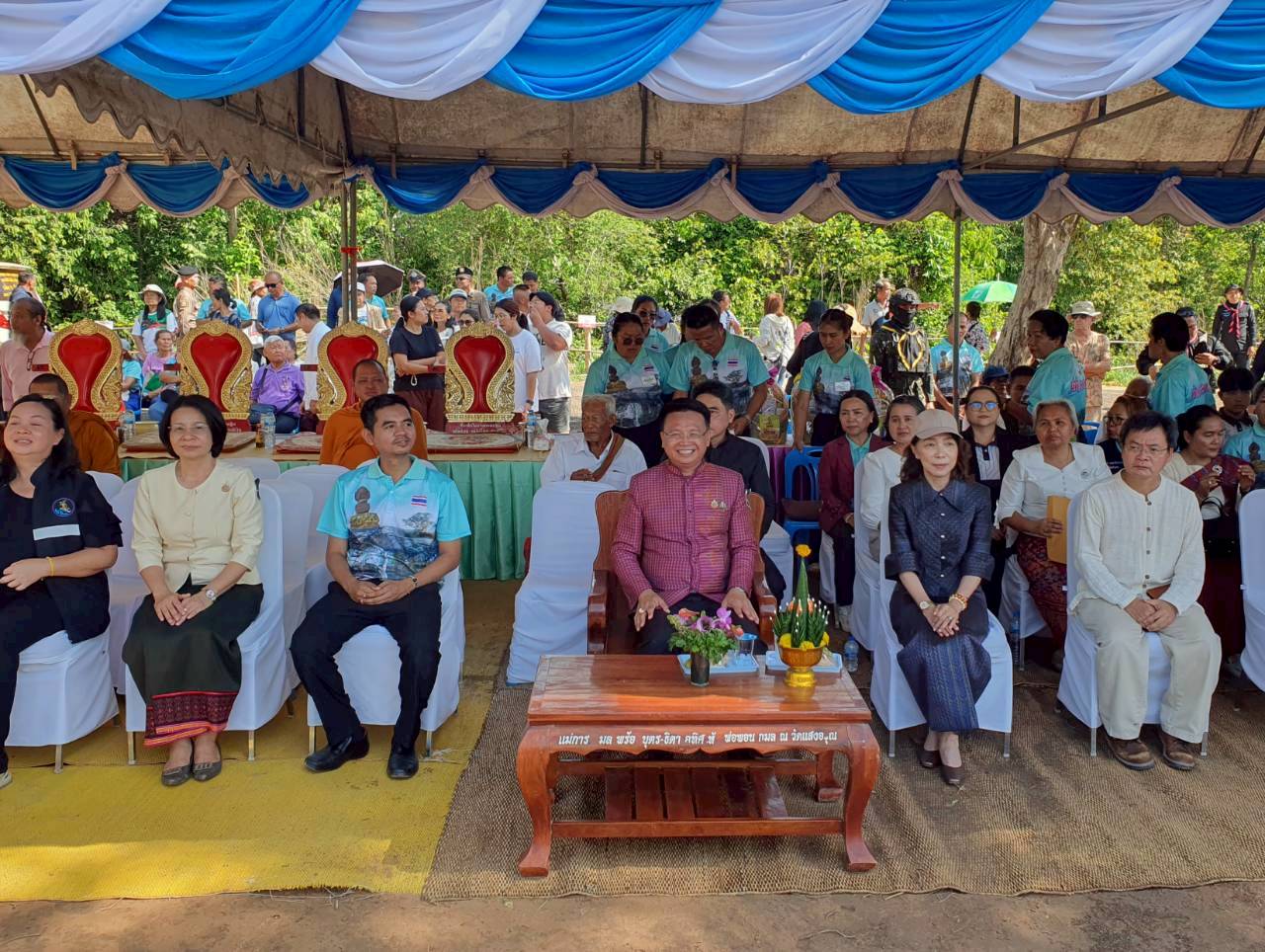 ภาพประกอบ :บวงสรวงสิ่งศักดิ์สิทธิ์ "เยี่ยมเยือนปราสาทคนา และวางพวงมาลาอนุสาวรีย์เทิดศักดิ์”