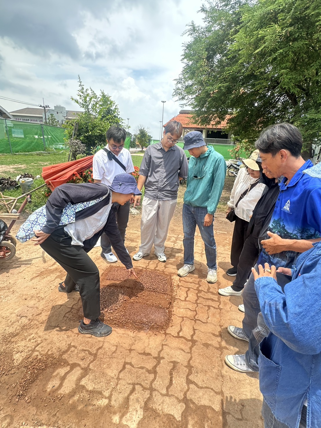 ภาพประกอบ :ตรวจรับงานงวดที่ ๒ โครงการบูรณะและปรับปรุงภูมิทัศน์โบราณสถานสะพานขอม ตำบลธาตุเชิงชุม อำเภอเมืองสกลนคร จังหวัดสกลนคร