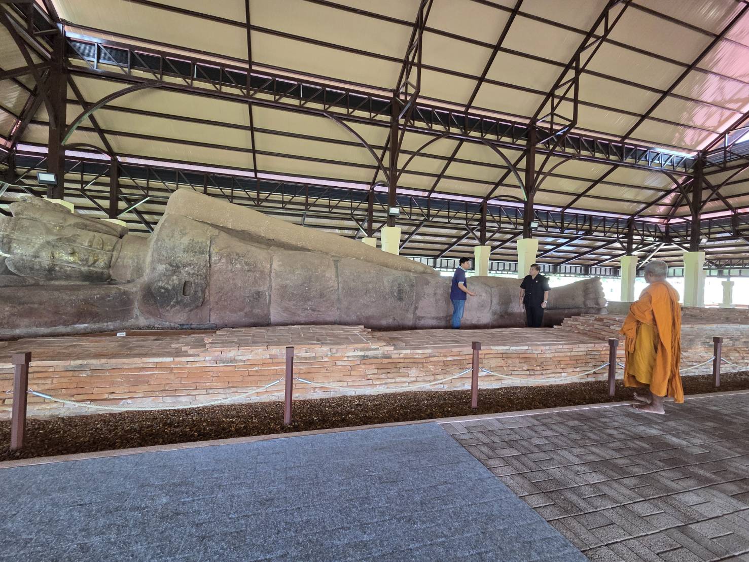 ภาพประกอบ :นายทศพร ศรีสมาน รองอธิบดีกรมศิลปากร ลงพื้นที่ตรวจเยี่ยมโบราณสถานพระนอนวัดธรรมจักรเสมาราม ตำบลเสมาอำเภอสูงเนิน จังหวัดนครราชสีมา