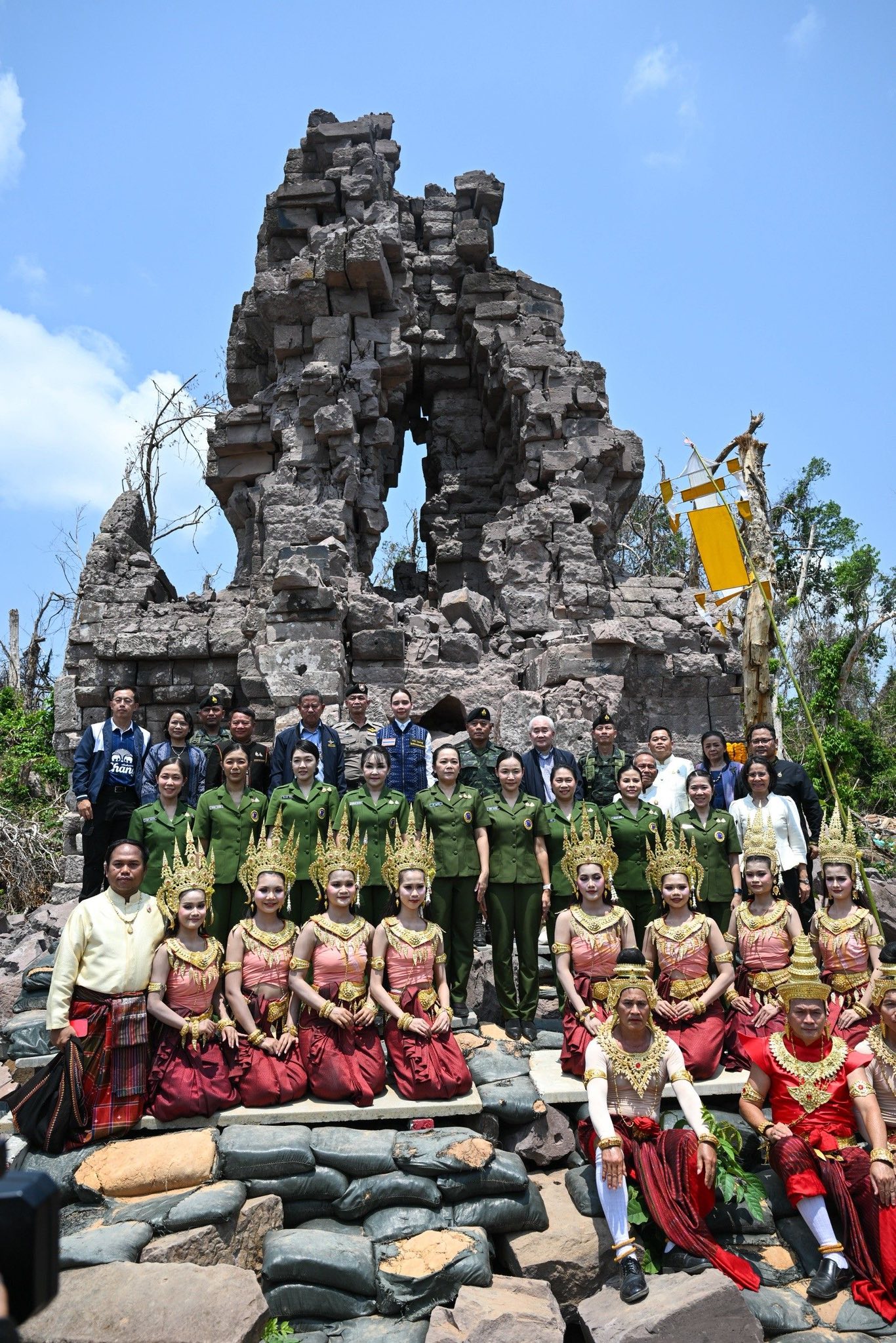 ภาพประกอบ :พิธีทำบุญอุทิศส่วนกุศลแด่วีรชนผู้กล้า เนื่องในวาระครบรอบ ๑๕ ปี