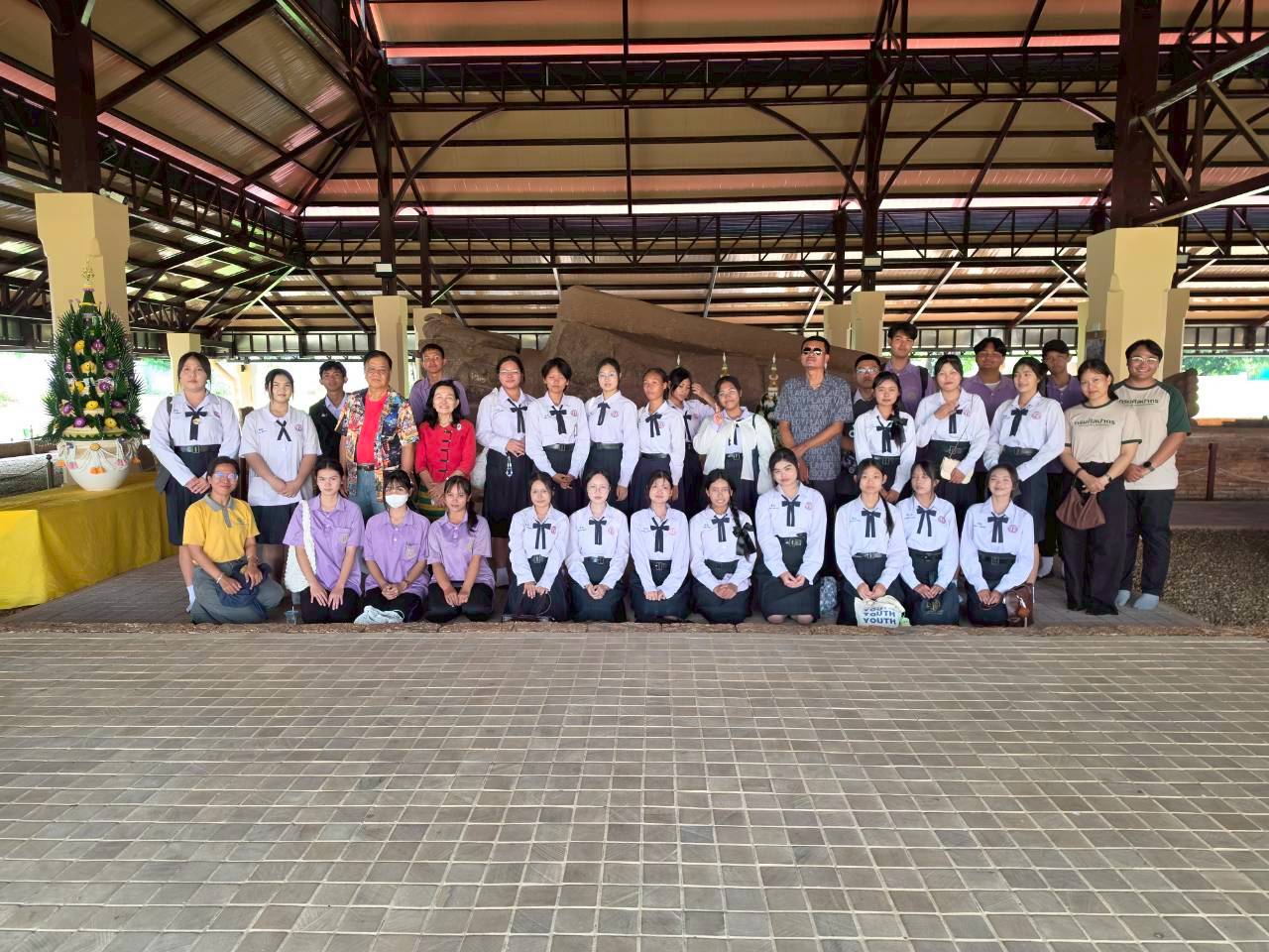 ภาพประกอบ :#กิจกรรมเที่ยวชมโบราณสถาน﻿โดย นายวีระชาติ พงค์ชนะ นักโบราณคดีชำนาญการ และ นางสาวนภัสสร แย้มคงเมือง นักโบราณคดีปฏิบัติการ