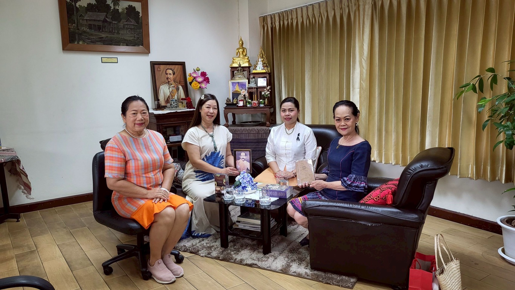 ภาพประกอบ :นางสาวจีระวรรณ เดชะประทุมวัน พร้อมครอบครัวเดชะประทุมวัน บริจาคหนังสือหายาก เรื่อง การปกครองเบื้องต้น รวบรวมโดย นายอุ่นเรือน  เดชะประทุมวัน