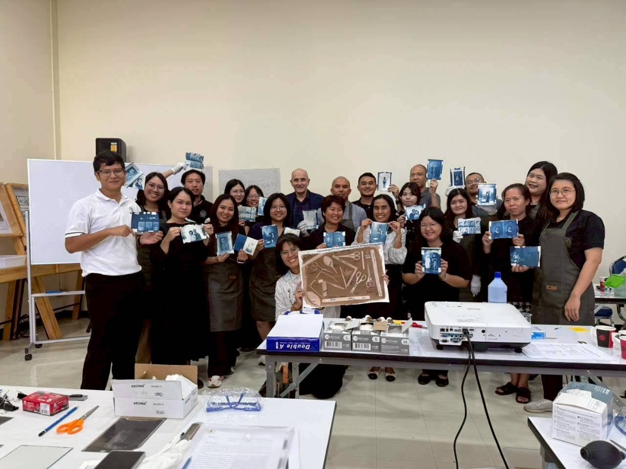 ภาพประกอบ :นางสาวปริม ชัยเพชร หัวหน้าหอจดหมายเหตุแห่งชาติเฉลิมพระเกียรติฯ ตรัง ร่วมโครงการพัฒนาบุคลากรเชิงปฏิบัติการในการอนุรักษ์เอกสารประเภทฟิล์มและภาพถ่าย