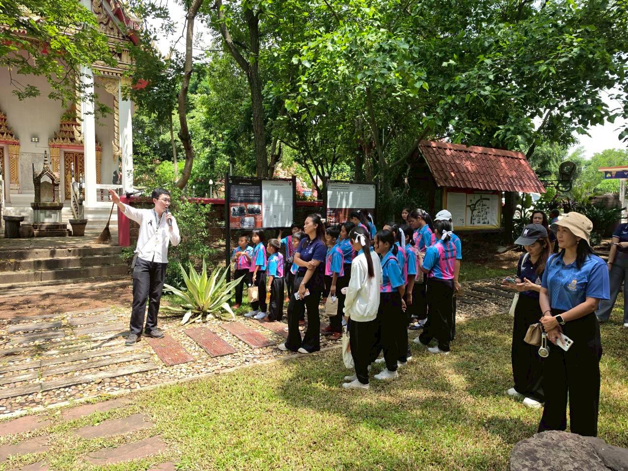 ภาพประกอบ :#กิจกรรมเที่ยวชมโบราณสถาน﻿ โดย นายธันยธรณ์ วรรณโพธิ์พร นักโบราณคดีปฏิบัติการ