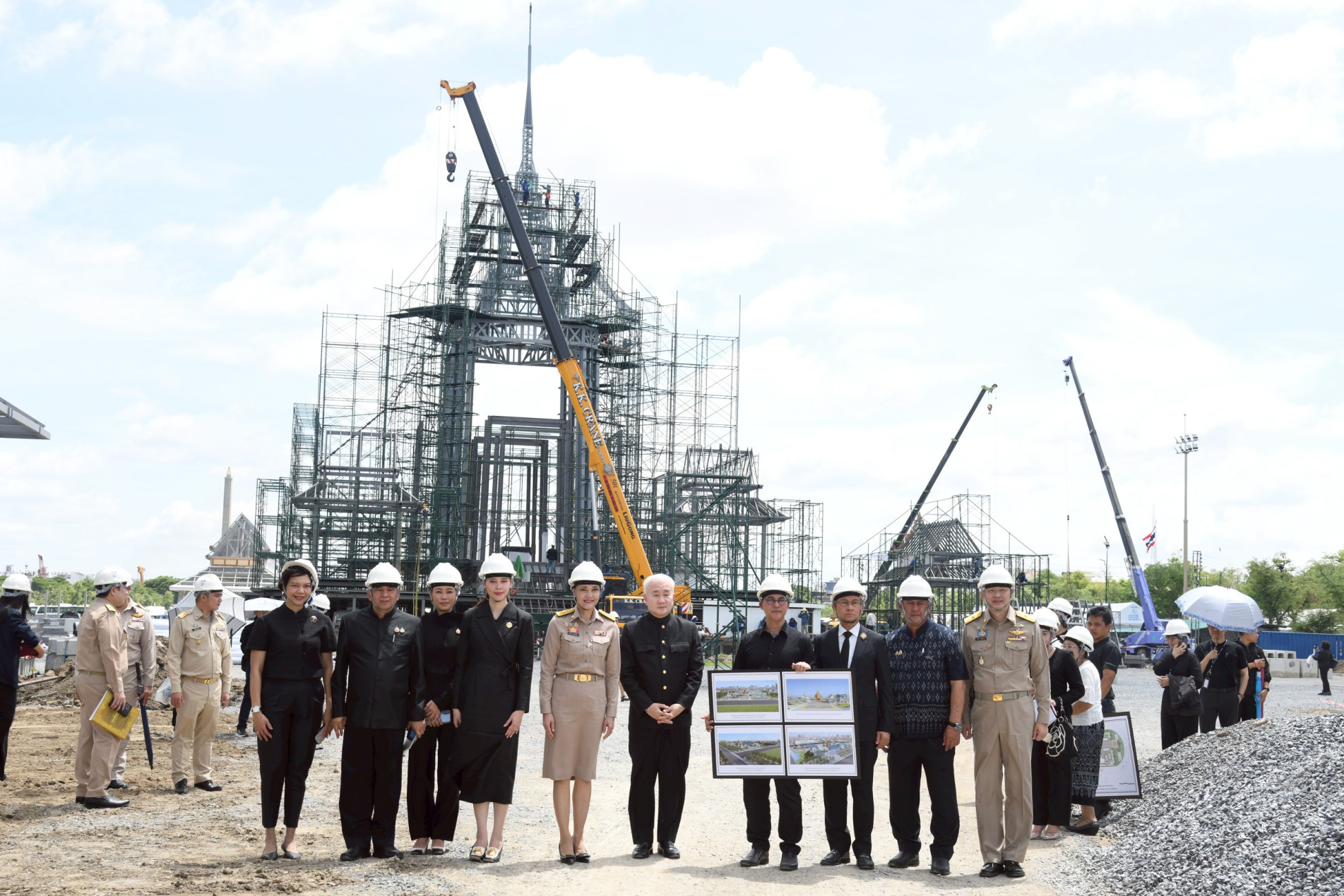 ภาพประกอบ :รองนายกรัฐมนตรี ลงพื้นที่สนามหลวงติดตามความคืบหน้าการจัดสร้างพระเมรุมาศฯ