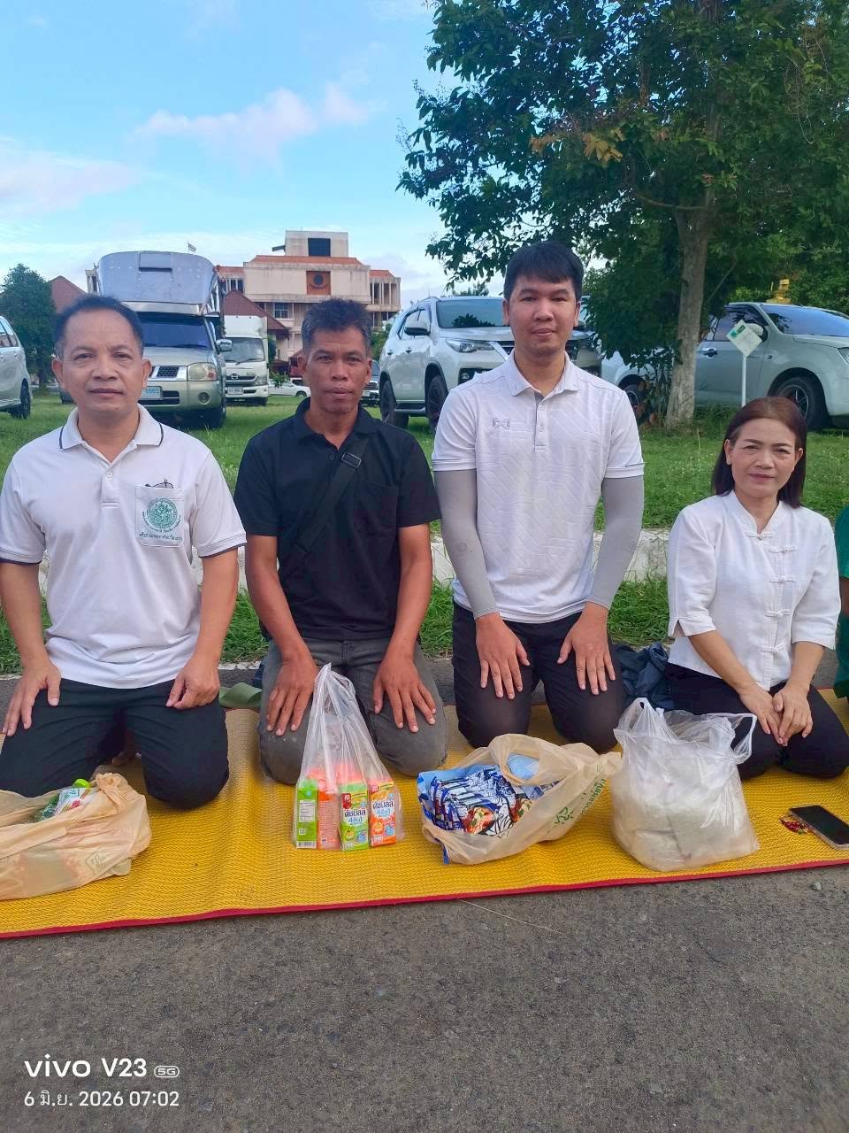 ภาพประกอบ :โครงการผู้ว่าพานุ่งผ้าไทยตักบาตรกับช้าง