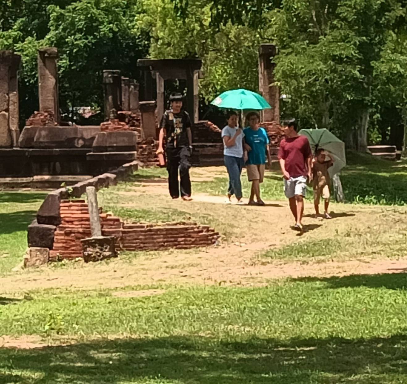 ภาพประกอบ :บรรยากาศนักท่องเที่ยวเข้าชมโบราณสถานปราสาทเมืองแขก ตำบลโคราช อำเภอสูงเนิน จังหวัดนครราชสีมา ในช่วงวันหยุดสิ้นเดือนพฤษภาคม 2569 ที่ผ่านมา