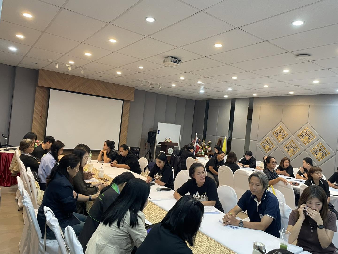 ภาพประกอบ :ประชุมชี้แจงแนวปฏิบัติด้านการเงินและพัสดุในพื้นที่สำนักศิลปากรที่ ๘ ขอนแก่น