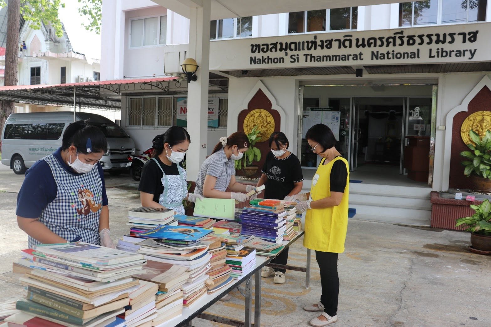 ภาพประกอบ :พิจารณาคัดเลือกหนังสือที่ได้รับบริจาค เพื่อการดำเนินการตามหลักบรรณารักษศาสตร์
