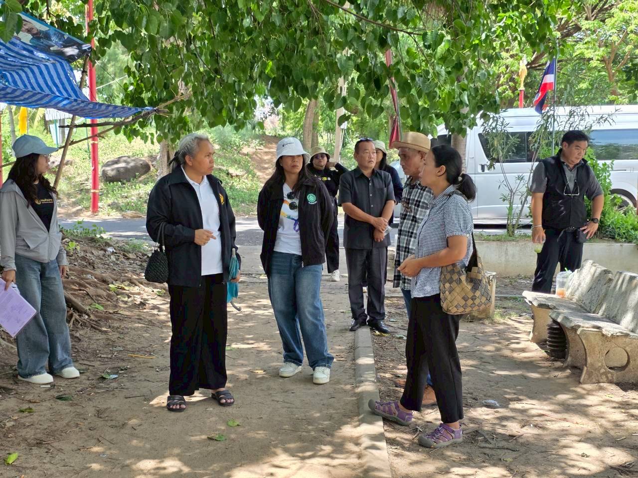 ภาพประกอบ :วันที่ 20-21 มิถุนายน 2569 นางสาวฑาริกา กรรมจันทร์ หัวหน้าฝ่ายบริหารงานทั่วไป พร้อมด้วยเจ้าหน้าที่สำนักศิลปากรที่ 10 นครราชสีมา ลงพื้นที่ตรวจสอบการใช้พื้นที่บริเวณโดยรอบคูเมือง-กำแพงเมืองสุรินทร์ ร่วมกับเจ้าหน้าที่องค์กรปกครองส่วนท้องถิ่น เพื่อหารือแนวทางบริหารจัดการการใช้พื้นที่ร่วมกับชุมชน