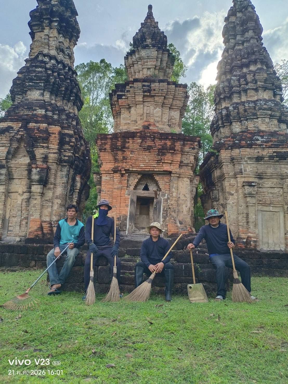 ภาพประกอบ :ทำความสะอาดโบราณสถานเขตพื้นที่จังหวัดสุรินทร์และจังหวัดศรีสะเกษ