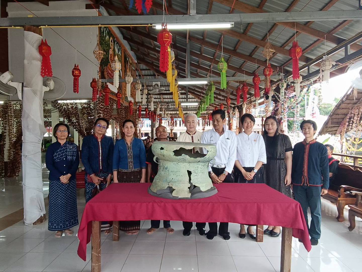 ภาพประกอบ :พิธีมอบเงินรางวัลแก่ผู้ค้นพบกลองมโหระทึก ณ บ้านโนนหอม ตำบลโนนหอม อำเภอเมืองสกลนคร จังหวัดสกลนคร