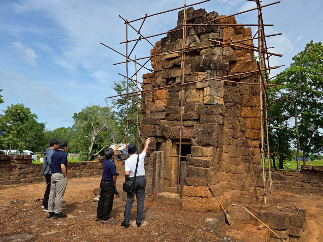 ภาพประกอบ :วันพุธที่ 1 กรกฎาคม 2569 นายกิตติพันธ์ พานสุวรรณ ที่ปรึกษาอธิบดีกรมศิลปากร พร้อมด้วยนายทศพร ศรีสมาน รองอธิบดีกรมศิลปากร ลงพื้นที่ติดตามความคืบหน้าการดำเนินงานโครงการบูรณะโบราณสถานปราสาทบ้านปราสาท (ปราสาทกังแอน)