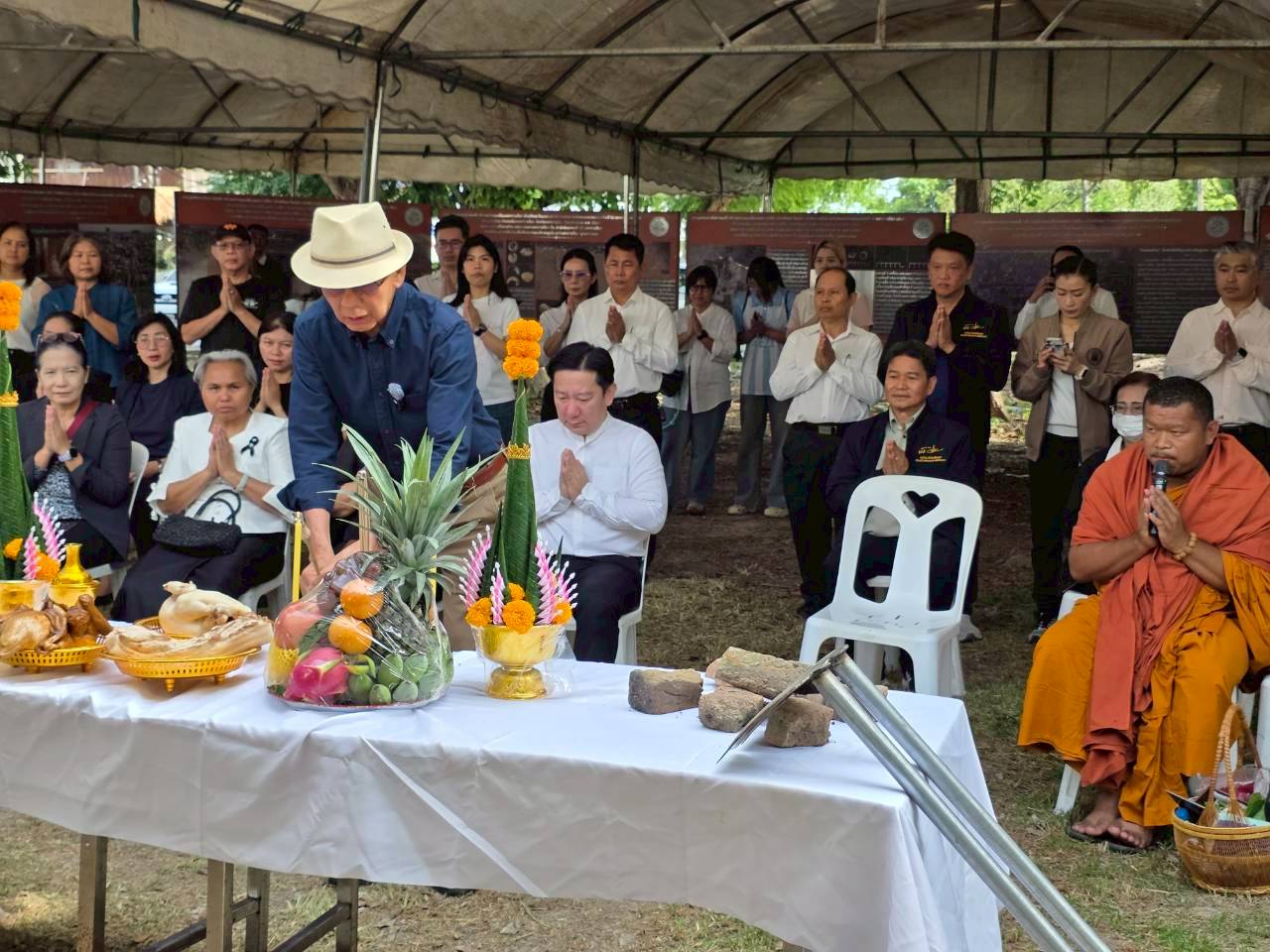 ภาพประกอบ :พิธีบวงสรวงเพื่อความสิริมงคลก่อนดำเนินโครงการขุดตรวจทางโบราณคดีบริเวณกำแพงเมืองนครราชสีมา ด้านทิศตะวันออก (พลล้านต้านปัญจา) โดยความร่วมมือระหว่างสำนักศิลปากรที่ 10 นครราชสีมาและเทศบาลนครนครราชสีมา ปีงบประมาณ พ.ศ. 2569