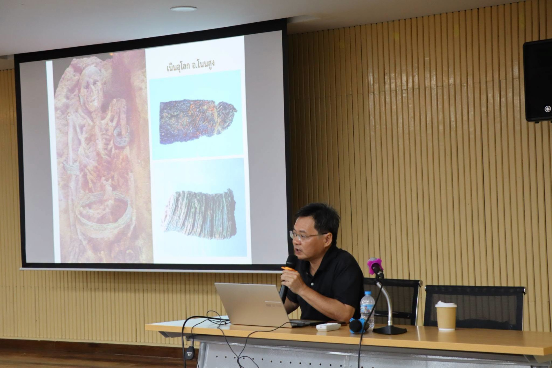 ภาพประกอบ :กิจกรรมอบรมเชิงปฏิบัติการ ภายใต้ "โครงการพัฒนาหนักศึกษาครูนวัตกรผ่านการจัดการเรียนรู้ฐานโบราณคดีบูรณาการ STEM (Hands-on Archaeology & STEM) ในแหล่งโบราณคดีพื้นที่เมืองนครราชสีมา"