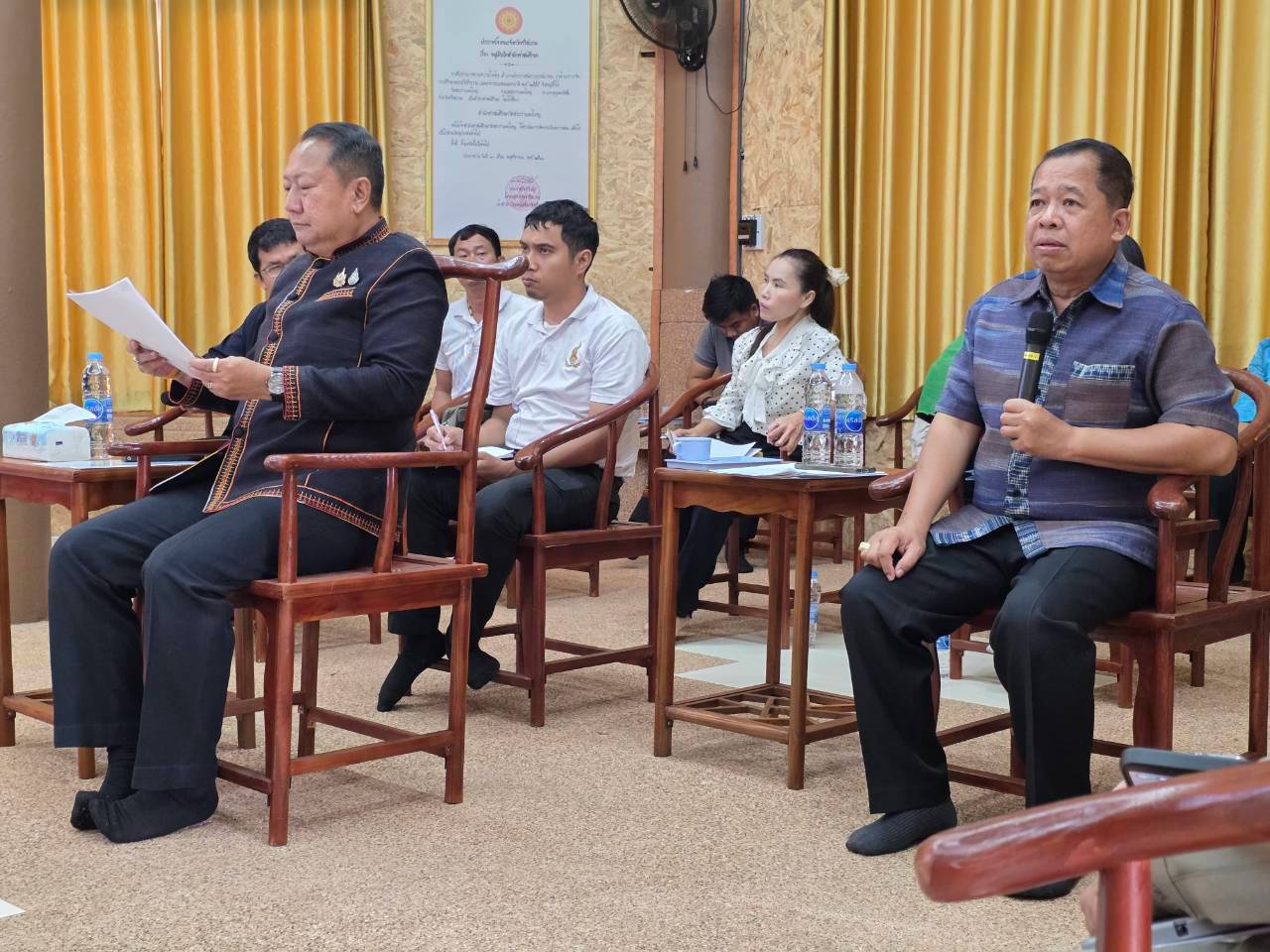 ภาพประกอบ :นายธนภัทร จิตสุทธิผล ผู้อำนวยการสำนักศิลปากรที่ 10 นครราชสีมา พร้อมด้วยนางปริญญา สุขใหญ่ หัวหน้าพิพิธภัณฑสถานแห่งชาติ สุรินทร์ และนางสาวนิตยา สาระรัตน์ นายช่างศิลปกรรมอาวุโส ร่วมประชุมหารือแนวทางในการใช้พื้นที่บริเวณโดยรอบโบราณสถานปราสาทสระกําแพงใหญ่