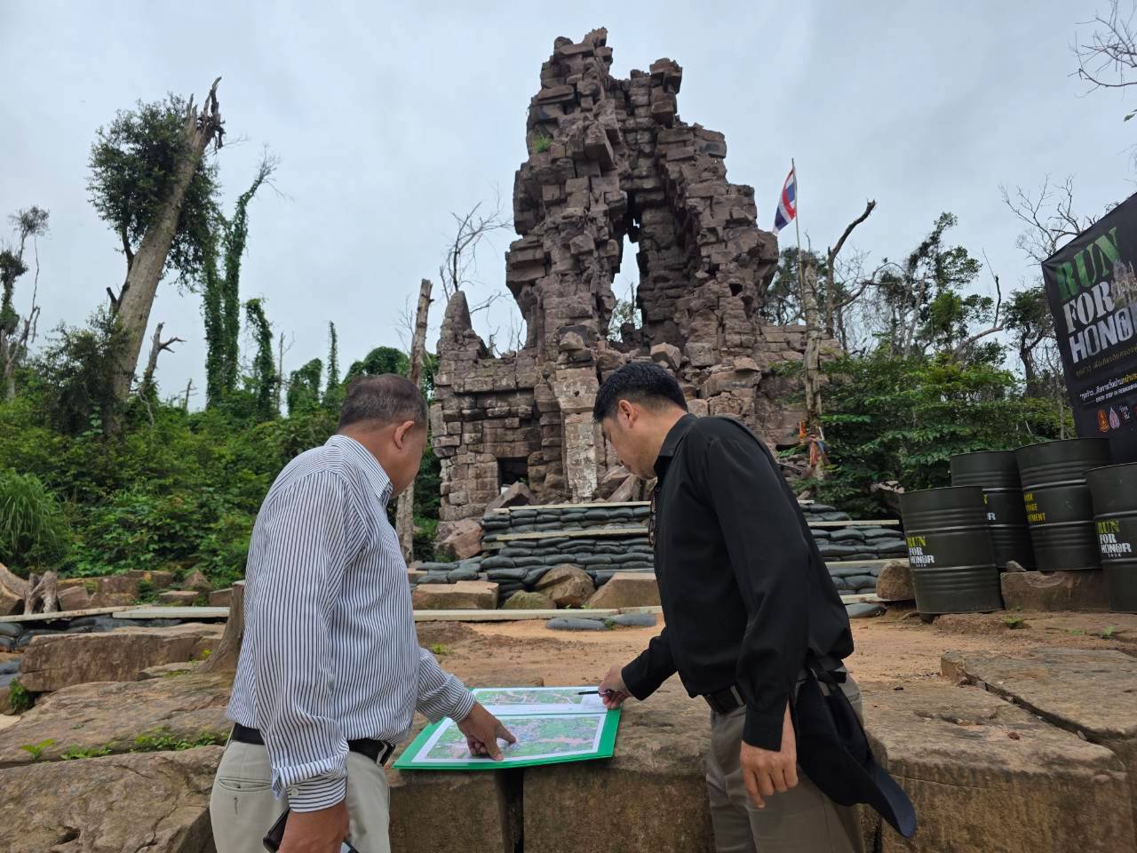 ภาพประกอบ :วันอังคารที่ 4 สิงหาคม 2569 นายธนภัทร จิตสุทธิผล ผู้อำนวยการสำนักศิลปากรที่ 10 นครราชสีมา ลงพื้นที่ปราสาทตาควาย จังหวัดสุรินทร์ ร่วมกับ ผบ.ร้อย.ร.223 พัน.ร.22 ชาญชล คีรีโชติ